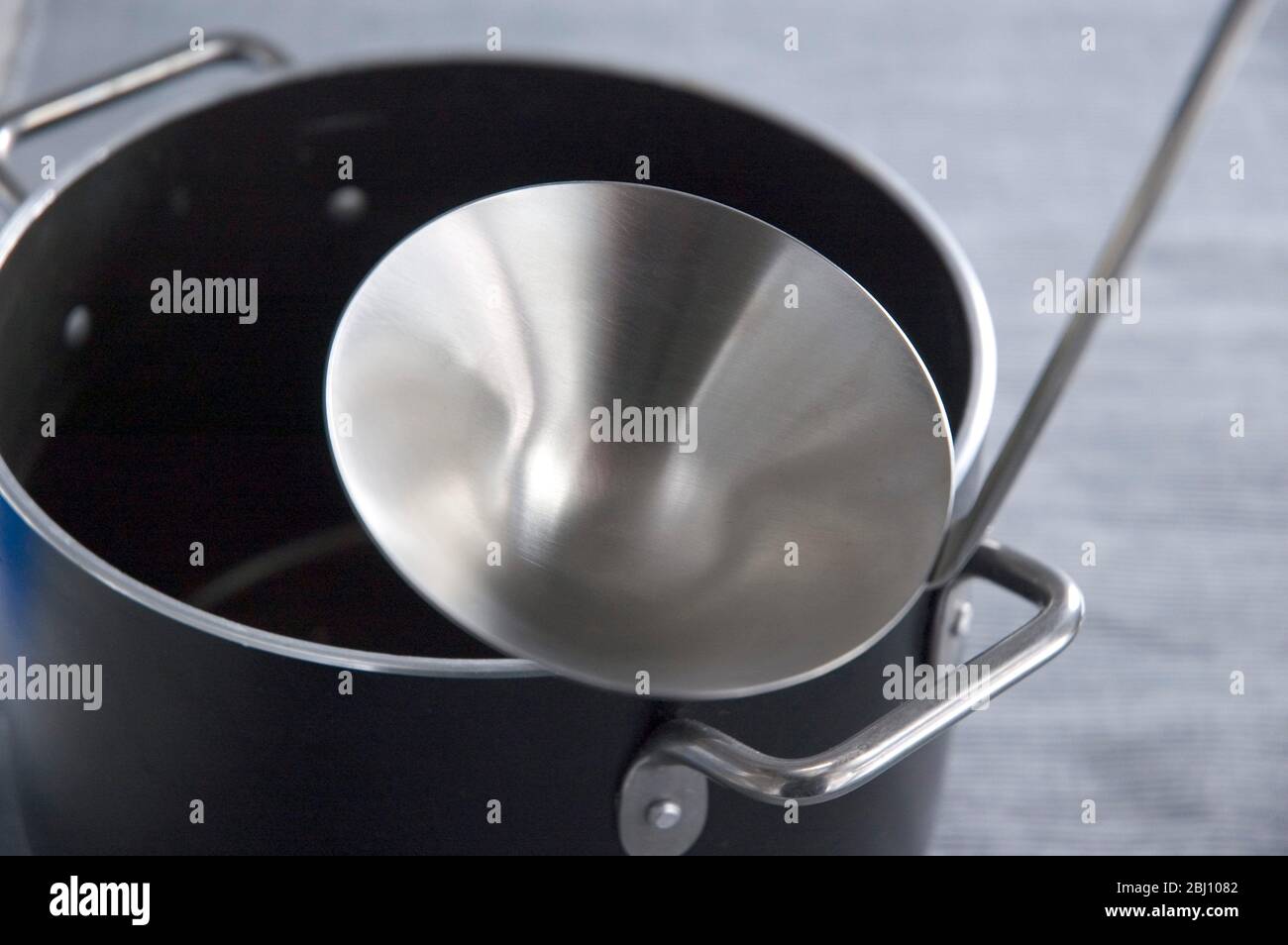Louche de soupe moderne et casserole noire anodisé - Banque D'Images