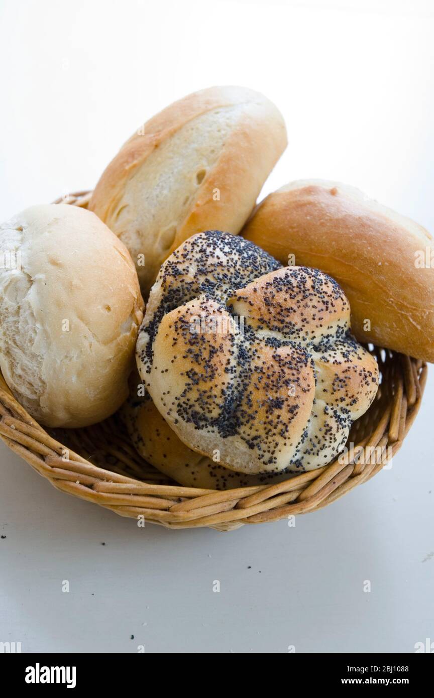Panier à pain avec petits pains décoratifs - Banque D'Images