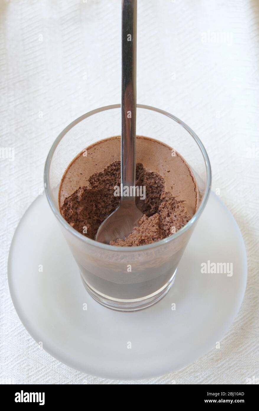 Cuillère en dessert de mousse de moka au chocolat, en verre - Banque D'Images