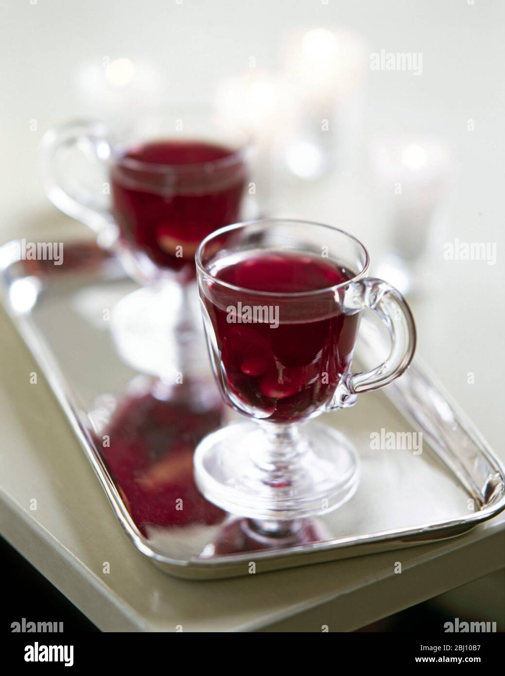 Vin chaud dans des verres anciens avec poignées sur plateau argent - Banque D'Images