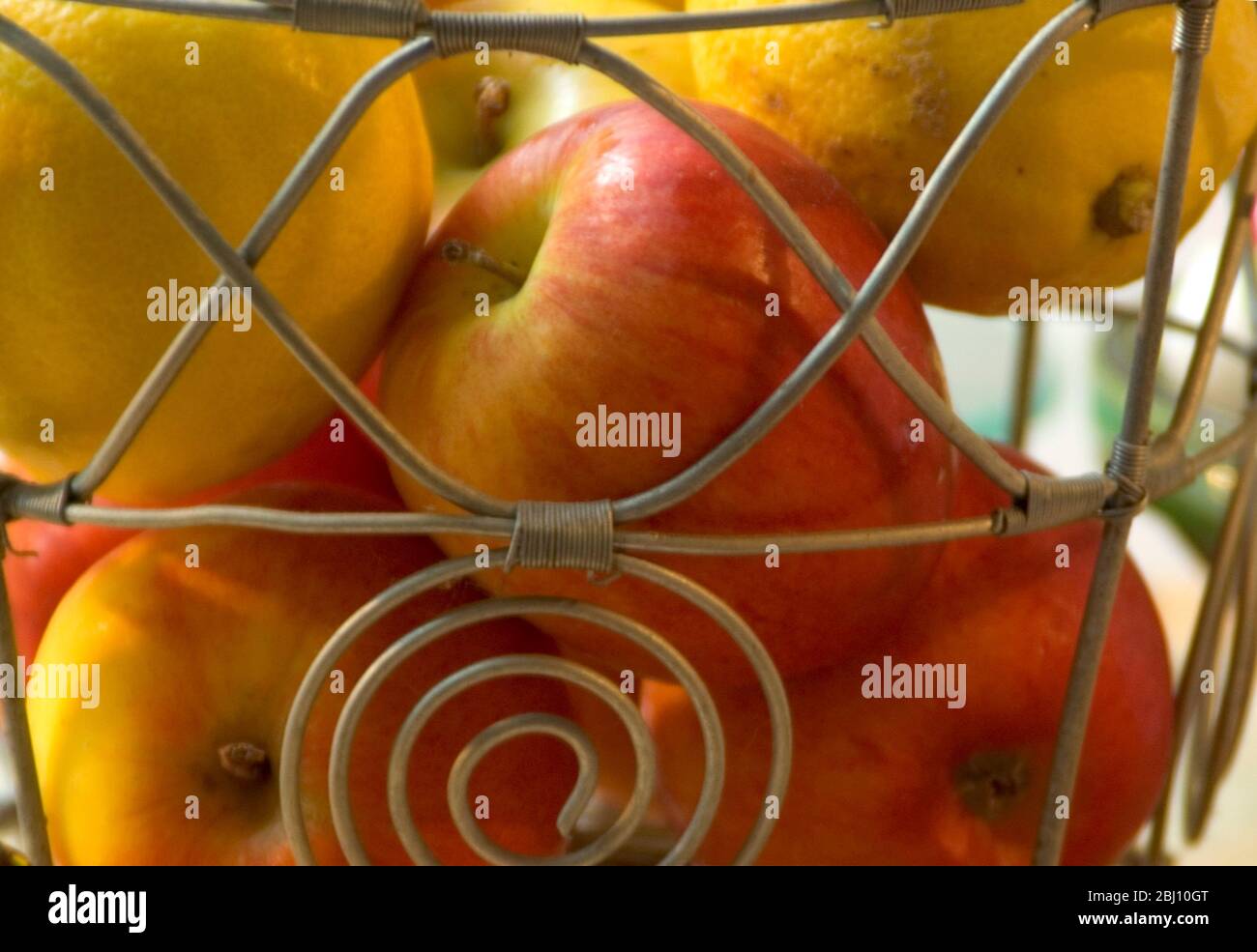 Panier de fruits en fil décoratif avec pommes à manger rouge et jaune - Banque D'Images