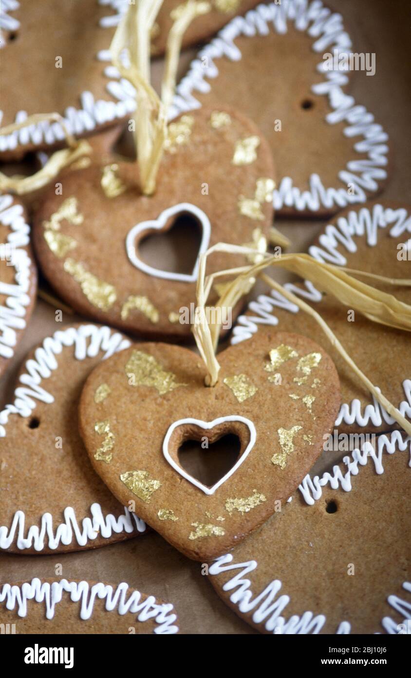 Biscuits au gingembre de style suédois à suspendre comme décorations d'arbre de noël - Banque D'Images