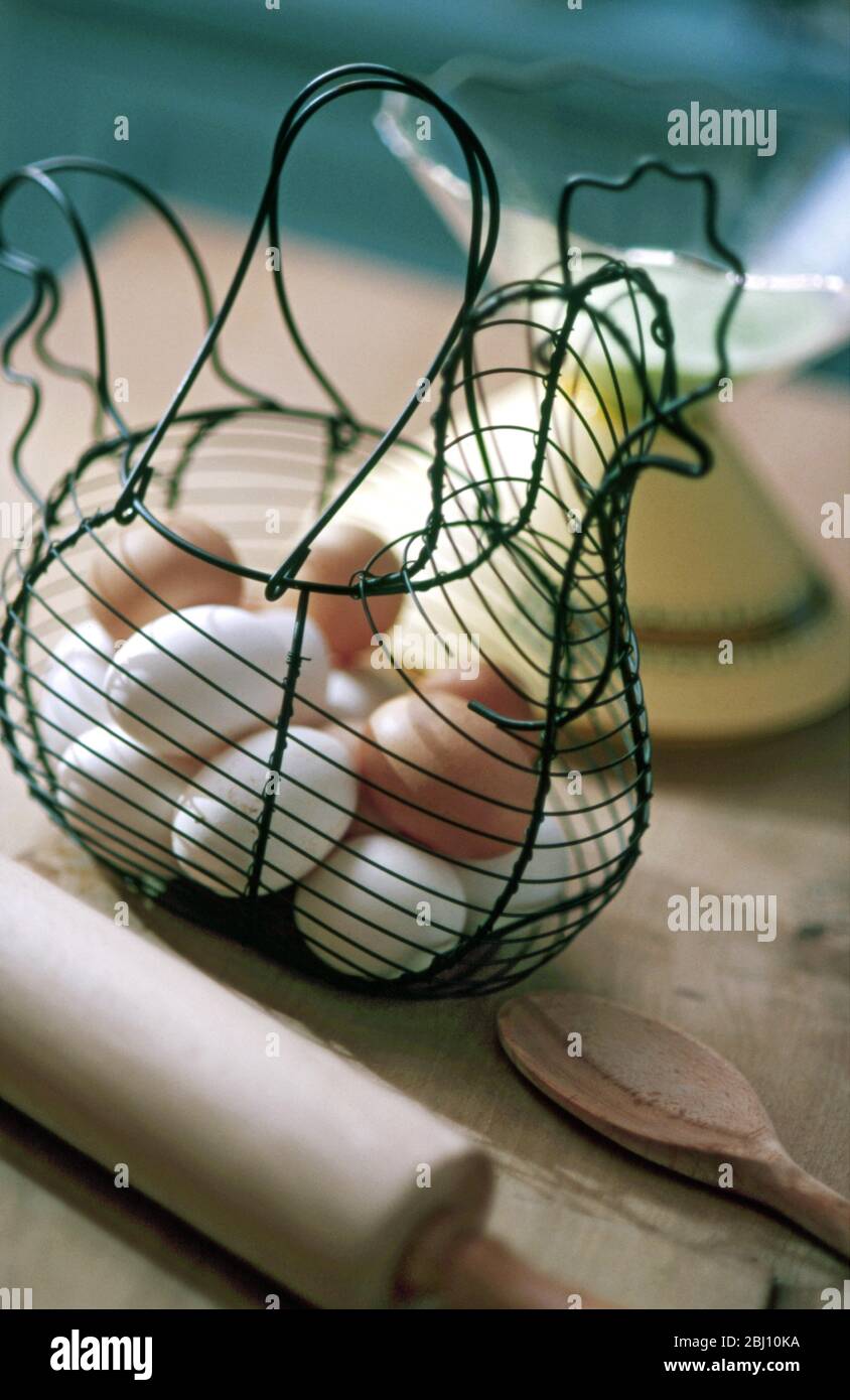Œufs en liberté dans le panier à œufs en forme de poulet avec pèse-personne moderne en arrière-plan - Banque D'Images