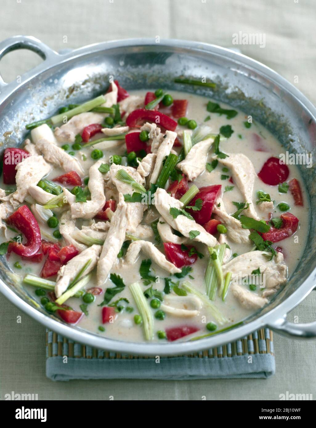 Curry de poulet thaïlandais vert classique dans un plat en métal - Banque D'Images