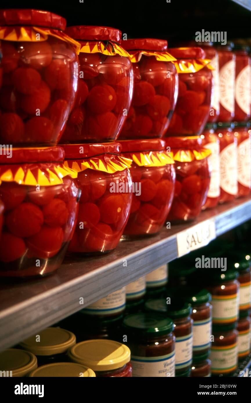 Détails des produits sur les étagères du magasin de charcuterie de Carluccio - Banque D'Images