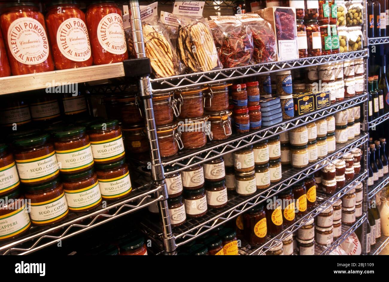 Détails des produits sur les étagères du magasin de charcuterie de Carluccio - Banque D'Images