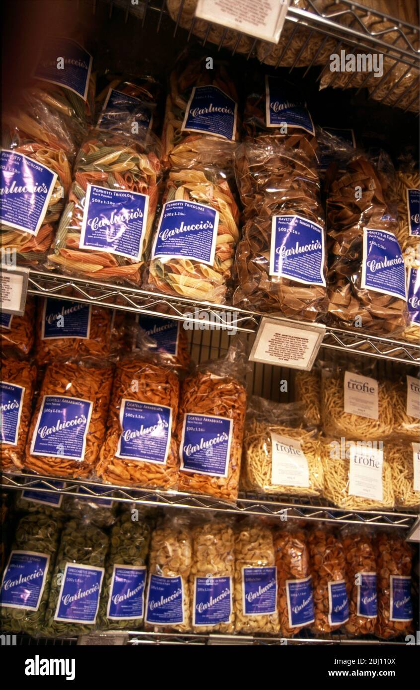 Détails des produits sur les étagères du magasin de charcuterie de Carluccio - Banque D'Images