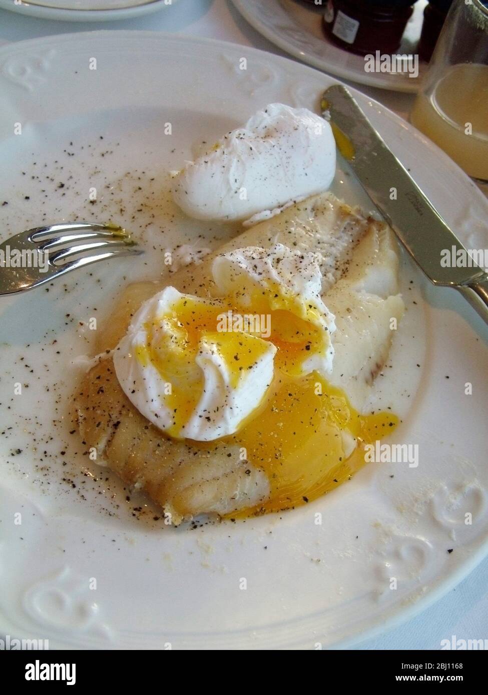 Deux œufs pochés sur de l'aiglefin fumé au petit déjeuner à l'hôtel écossais - Banque D'Images