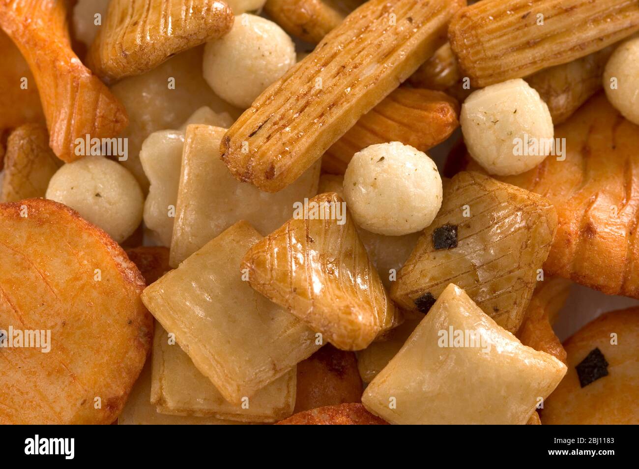 Biscuits de riz japonais assortis - Banque D'Images