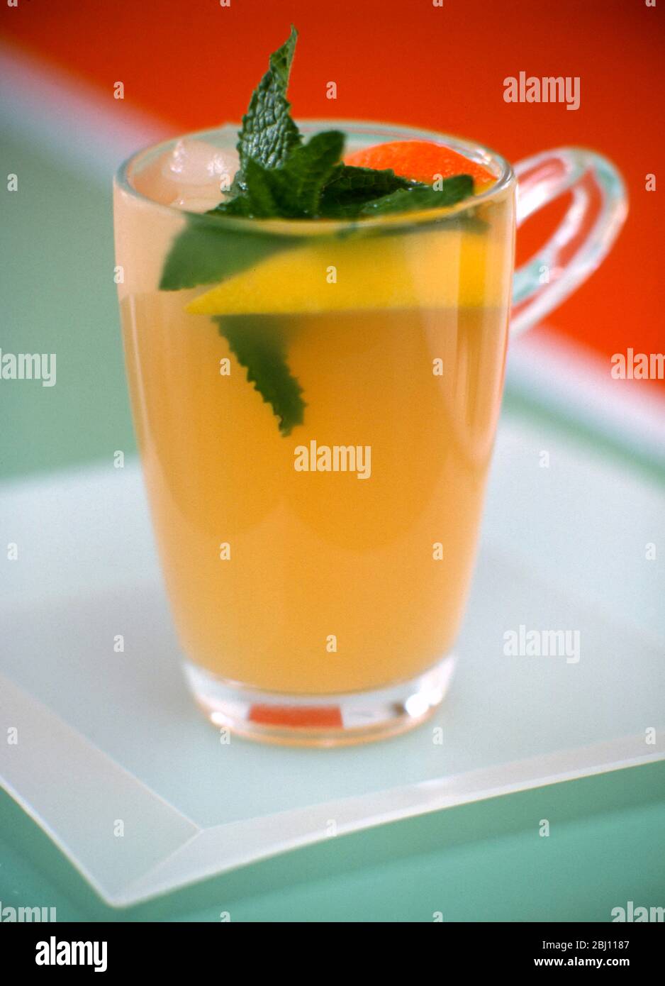 Tasse en verre de boisson au citron miné - Banque D'Images