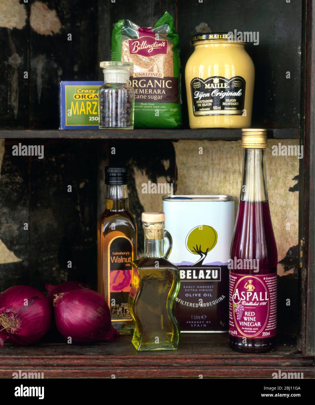 Armoire de la vieille boutique avec sélection de produits alimentaires - Banque D'Images