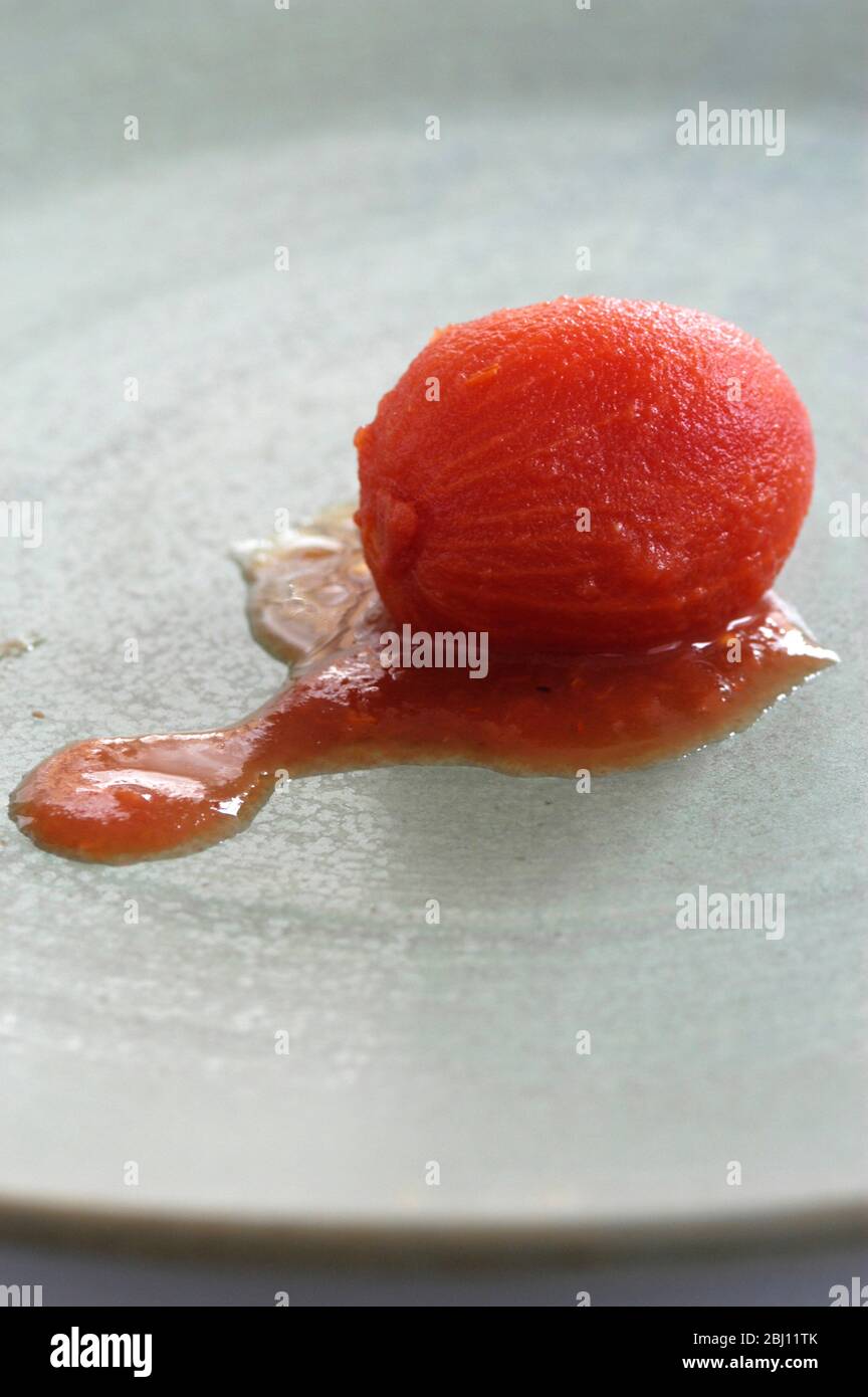 Tomate prune de boîte - Banque D'Images