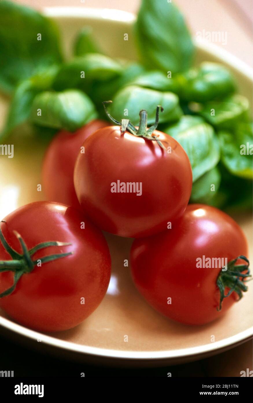 Ingrédients frais pour préparer une salade de tomates classique - Banque D'Images