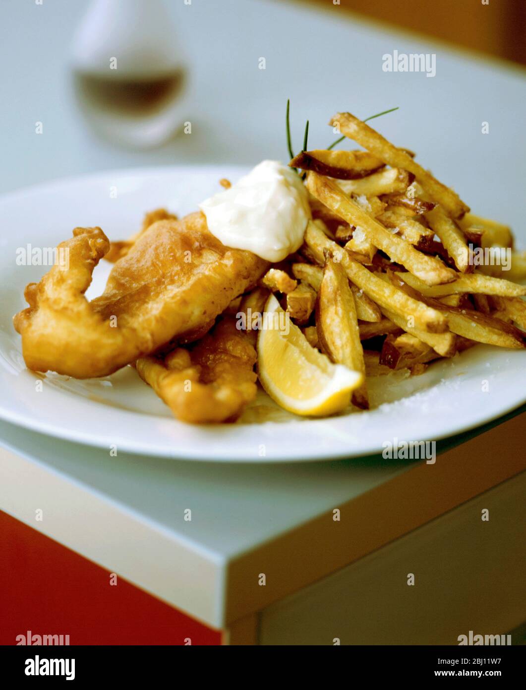 Poisson maison cuit dans la pâte avec des chips de graisse. Plat national anglais qui a réellement grandi à partir de beignets français! - Banque D'Images