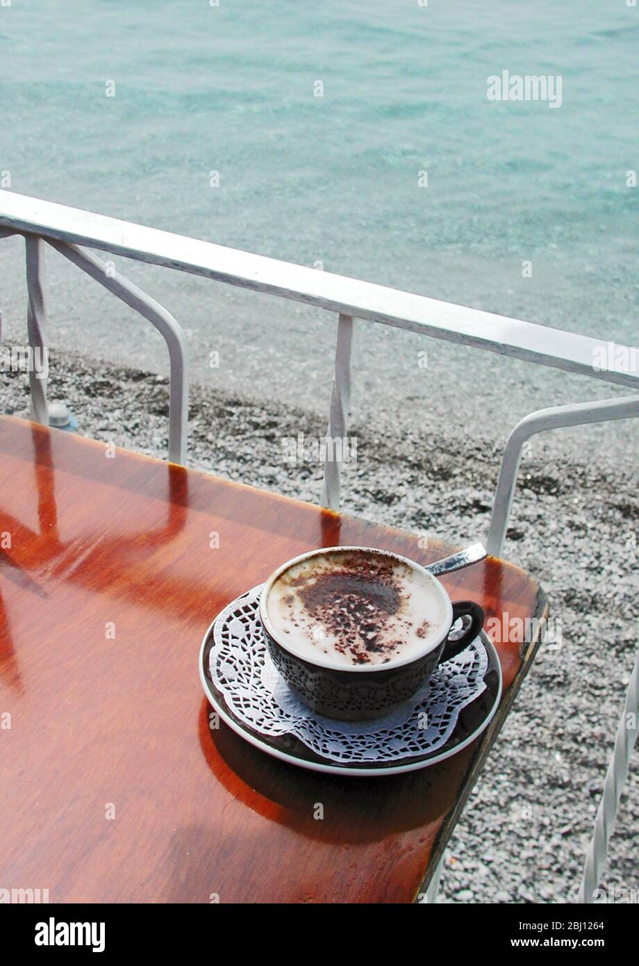 Tasse de cappuccino sur la table du restaurant côté plage, Amalfi, Italie - Banque D'Images Tasse de cappuccino sur la table du restaurant côté plage, Amalfi, Italie - Banque D'Images