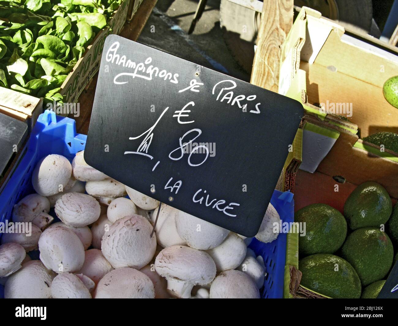 Marché français avec champignons. France du Nord, Hesdin - Banque D'Images