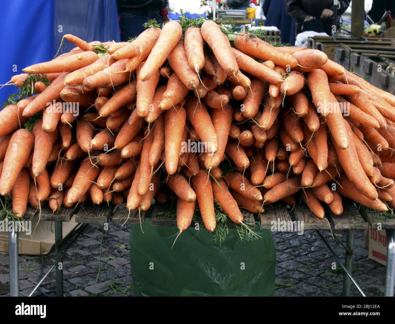 Une grande pile de carottes fraîchement creusées à vendre sur une table du marché de Varberg, octobre. Suède - Banque D'Images