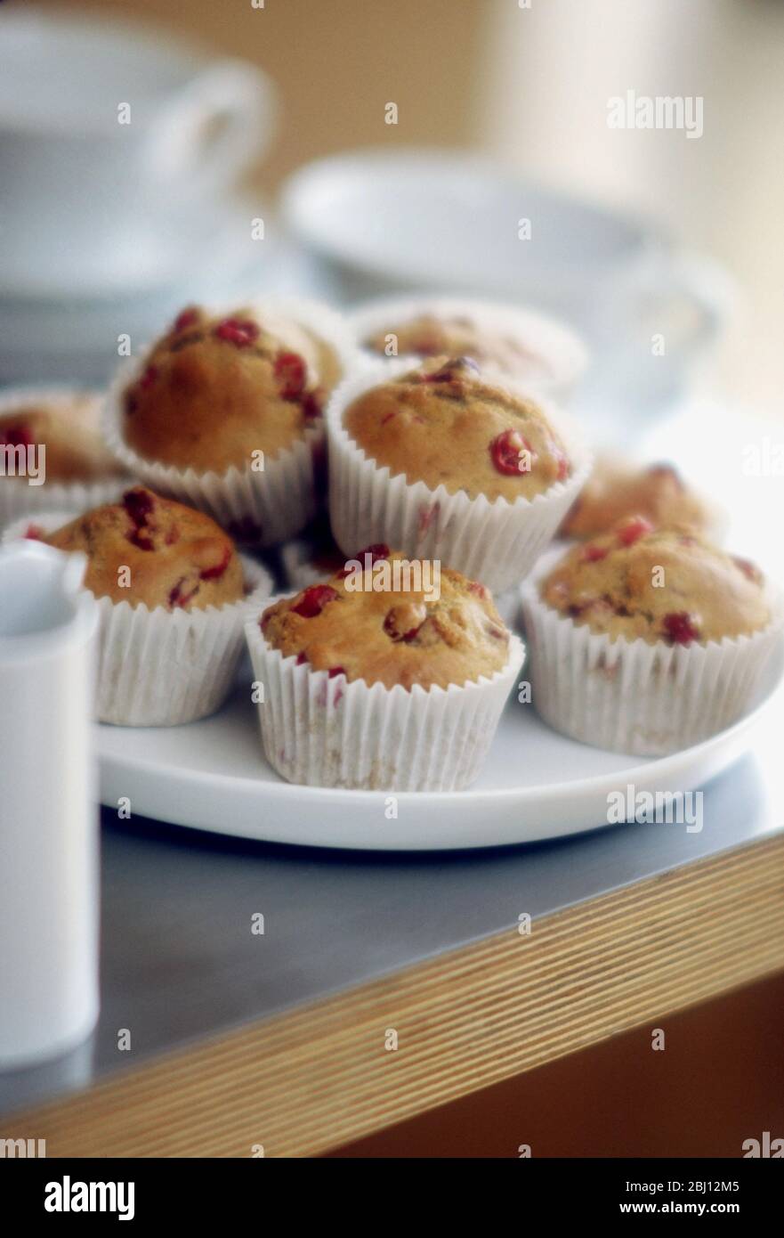 Plaque de muffins dans des étuis en papier pour le réglage de la téatime - Banque D'Images