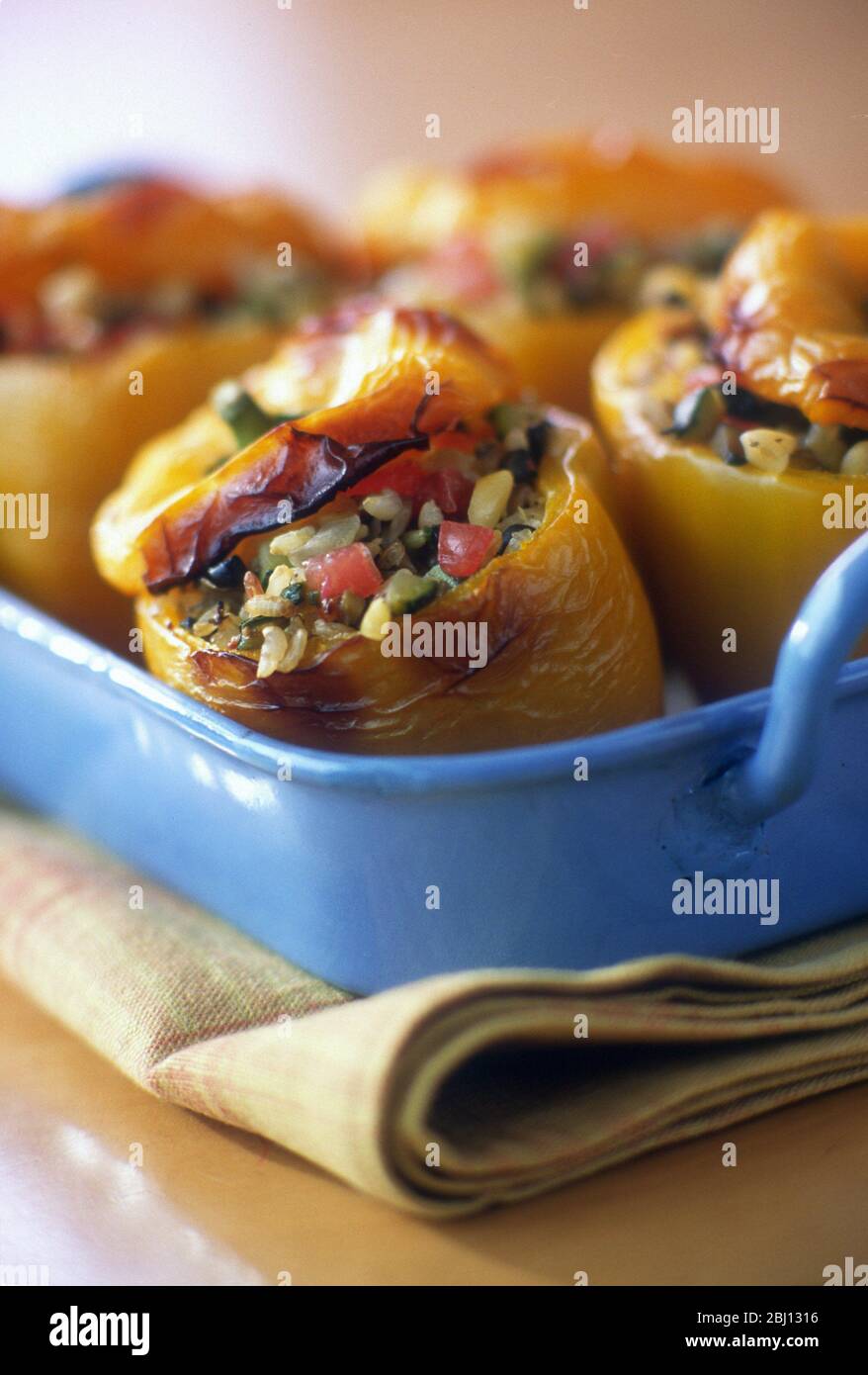 Poivrons farcis végétariens en étain roastin bleu émail - Banque D'Images