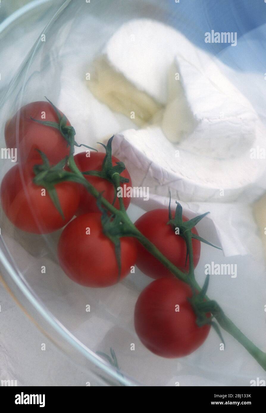 Tomates et brie - Banque D'Images