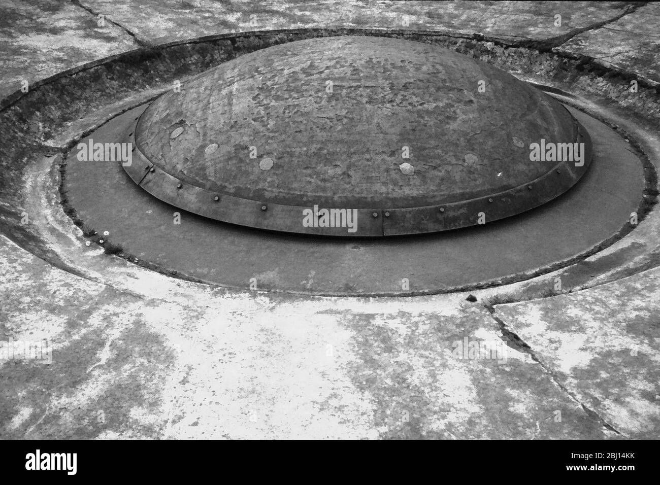 Une tourelle de canon en acier abaissé au système de bunker de fort Hackenberg faisant partie de la ligne Maginot qui a été construite comme défense après la première Guerre mondiale le long du Rhin, l'Alsace, France Banque D'Images