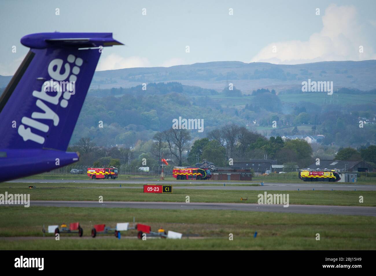 Glasgow, Royaume-Uni. 28 avril 2020. Photo : Service d'incendie de l'aéroport de Glasgow vu pendant un exercice d'entraînement matinal. Même si l'aéroport a un trafic aérien minimal pour le moment, le service d'incendie de l'aéroport est prêt à tout moment à faire l'objet d'une intervention en cas d'urgence et il est essentiel que, pendant le maintien, les compétences de l'équipe d'incendie restent vives. Crédit : Colin Fisher/Alay Live News Banque D'Images