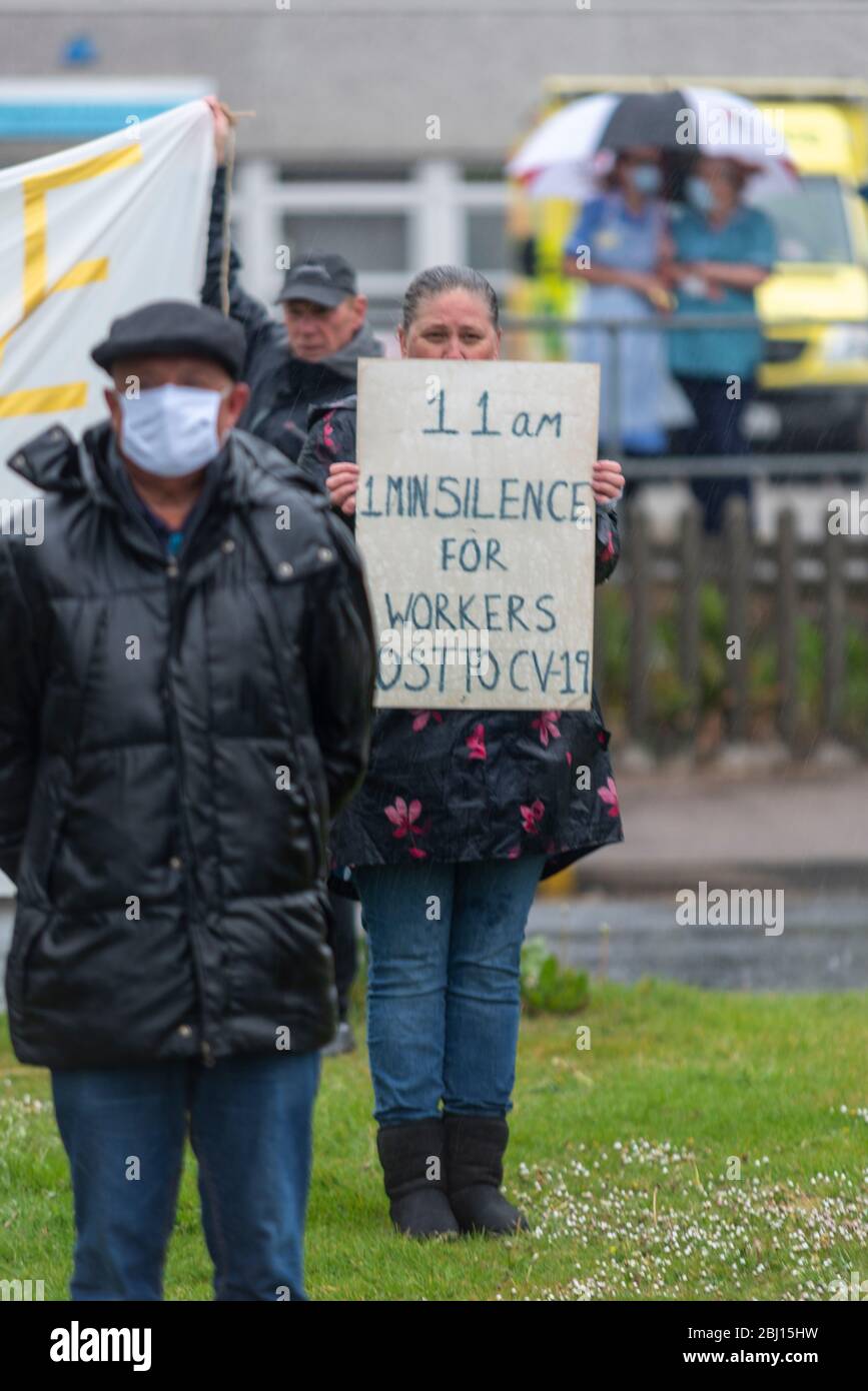 Southend University Hospital, Southend on Sea, Essex, Royaume-Uni. 28 avril 2020. Le jour commémoratif international des travailleurs a eu lieu une minute de silence à 11 heures pour se souvenir des soins de santé et des soins sociaux et des autres travailleurs clés morts à la suite de la pandémie de Coronavirus COVID-19. Des paires de chaussures ont été placées sur le green à l’extérieur de l’hôpital de Southend comme un rappel visuel des plus de cent employés de première ligne qui ont perdu la vie, y compris un certain nombre de personnes de Southend Banque D'Images