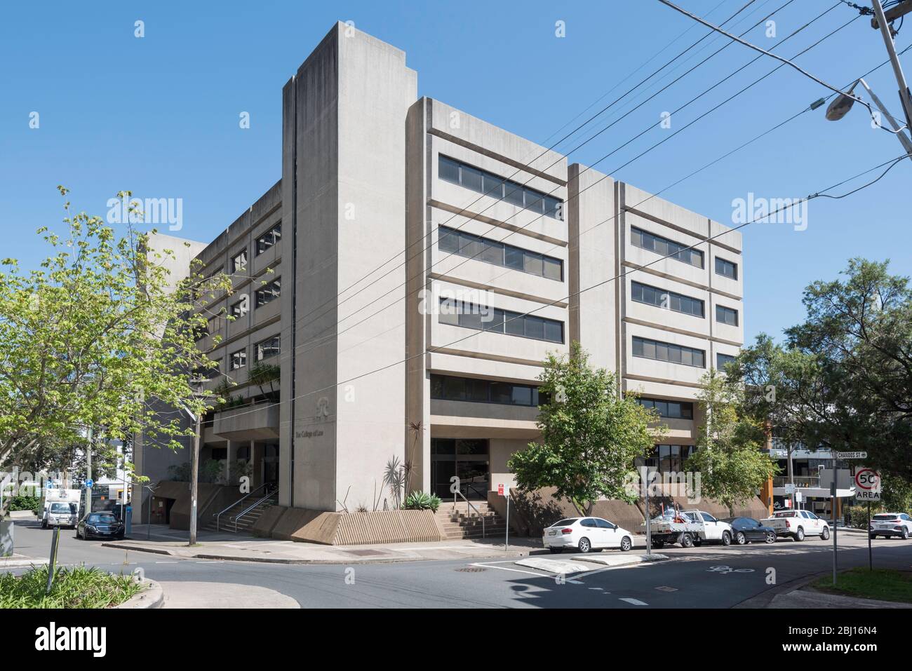 Le bâtiment du College of Law construit en 1976 dans la rue Chandos, St Leonards, dans le nord de Sydney, en Australie. Un bon exemple d'architecture Brutaliste Banque D'Images