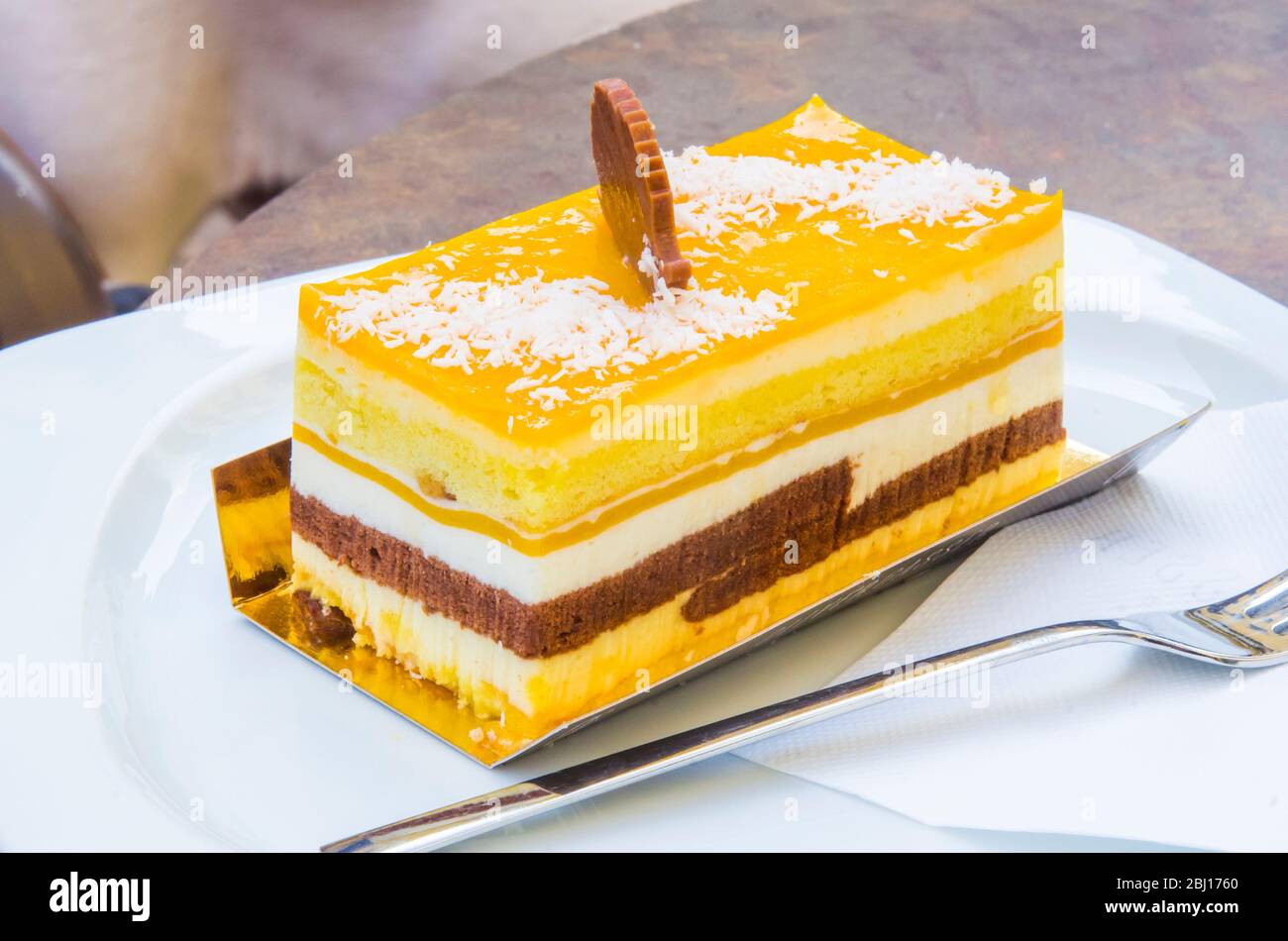 Parfait Au Chocolat Gateau Eponge Creme Et Mangue Avec Une Decoration De Porc A L Hedgiat Au Chocolat Au Lait Photo Stock Alamy
