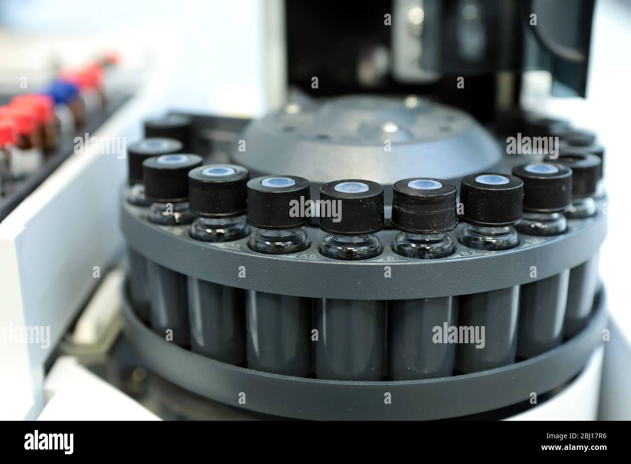 Contrôle de la qualité médicaments de laboratoire. Fonctionnement du chromatographe. Les bouteilles vérifient la qualité de la suspension. Banque D'Images