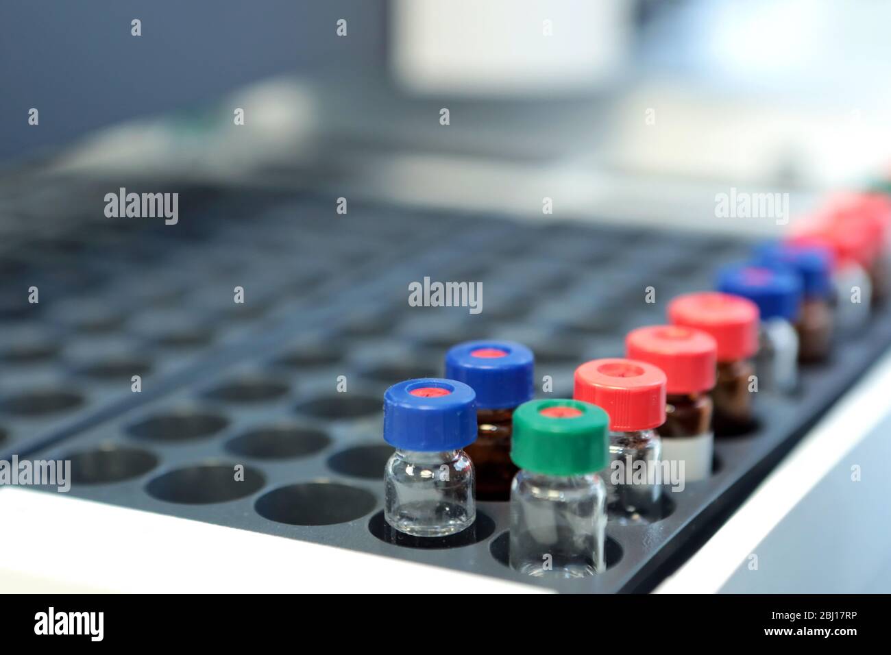 Contrôle de la qualité médicaments de laboratoire. Fonctionnement du chromatographe. Les bouteilles vérifient la qualité de la suspension. Banque D'Images