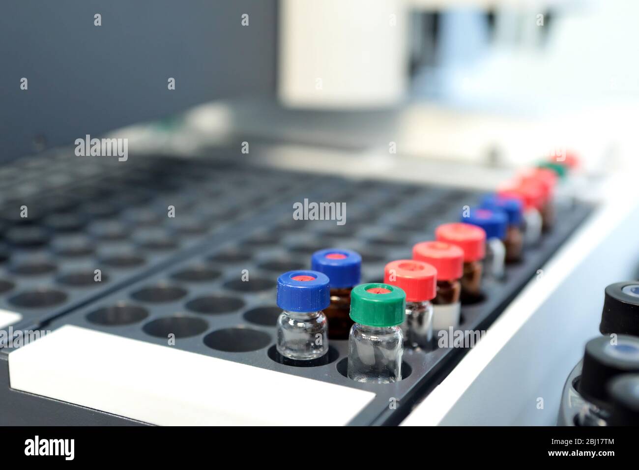 Contrôle de la qualité médicaments de laboratoire. Fonctionnement du chromatographe. Les bouteilles vérifient la qualité de la suspension. Banque D'Images