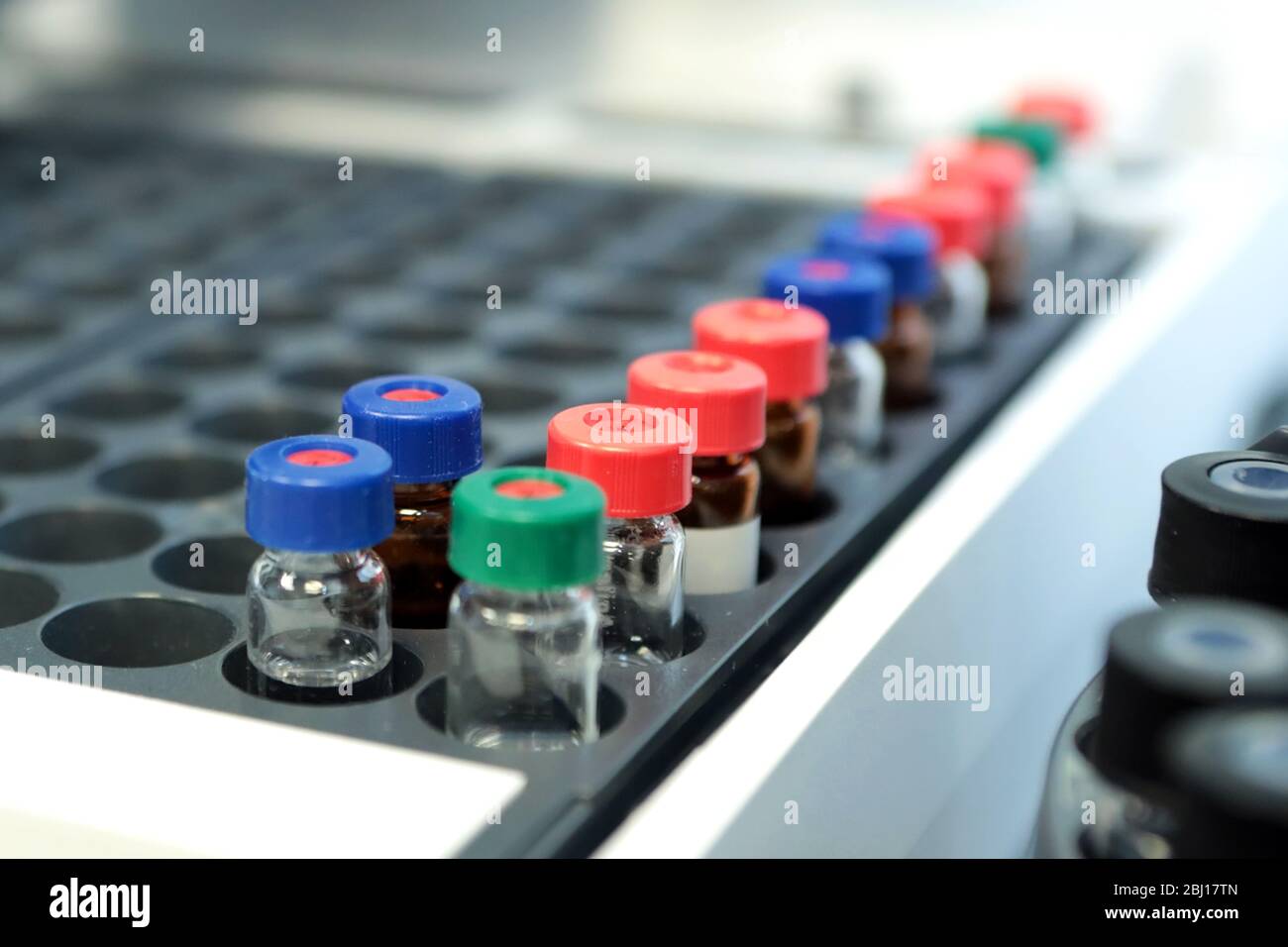 Contrôle de la qualité médicaments de laboratoire. Fonctionnement du chromatographe. Les bouteilles vérifient la qualité de la suspension. Banque D'Images
