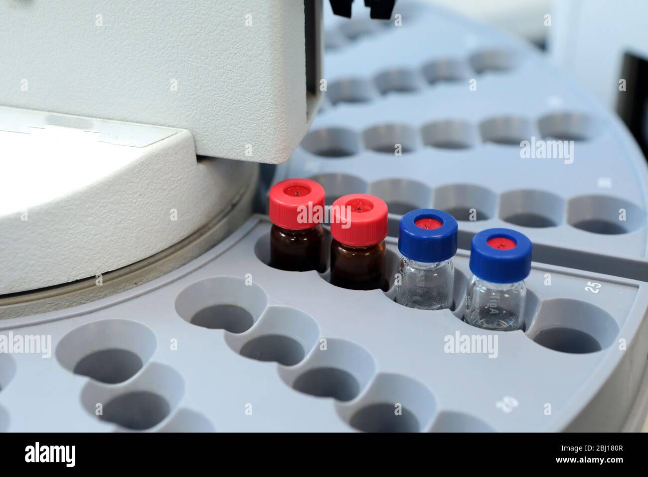 Contrôle de la qualité médicaments de laboratoire. Fonctionnement du chromatographe. Les bouteilles vérifient la qualité de la suspension. Banque D'Images