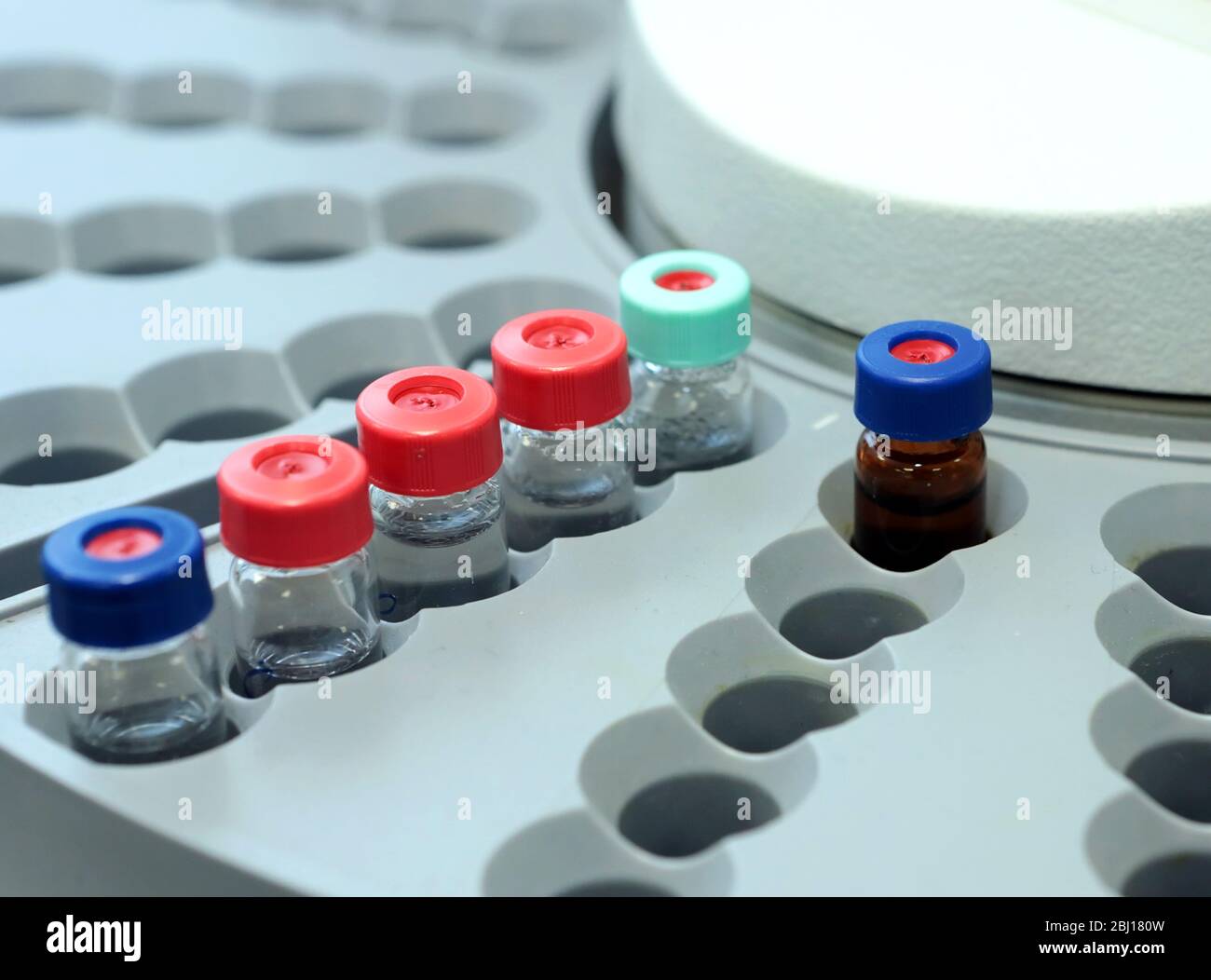 Contrôle de la qualité médicaments de laboratoire. Fonctionnement du chromatographe. Les bouteilles vérifient la qualité de la suspension. Banque D'Images