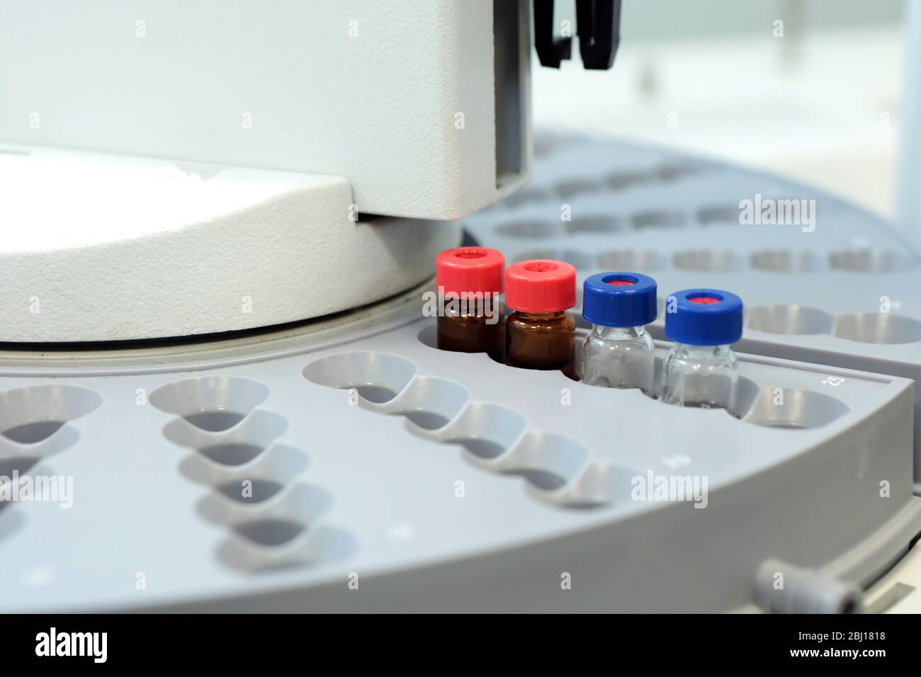 Contrôle de la qualité médicaments de laboratoire. Fonctionnement du chromatographe. Les bouteilles vérifient la qualité de la suspension. Banque D'Images