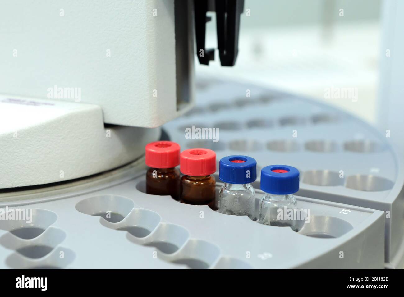 Contrôle de la qualité médicaments de laboratoire. Fonctionnement du chromatographe. Les bouteilles vérifient la qualité de la suspension. Banque D'Images