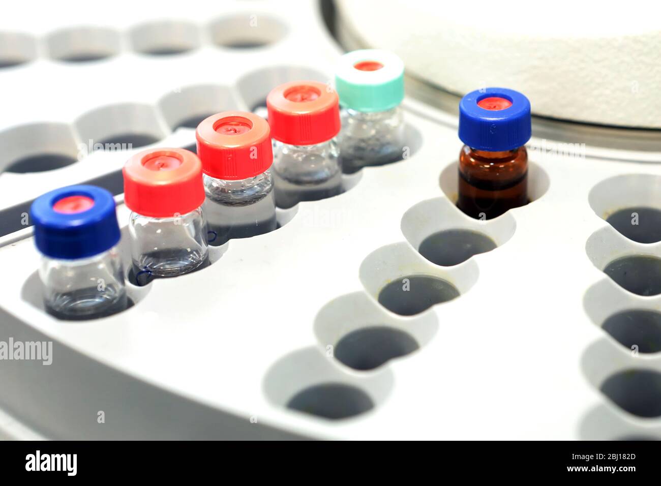 Contrôle de la qualité médicaments de laboratoire. Fonctionnement du chromatographe. Les bouteilles vérifient la qualité de la suspension. Banque D'Images