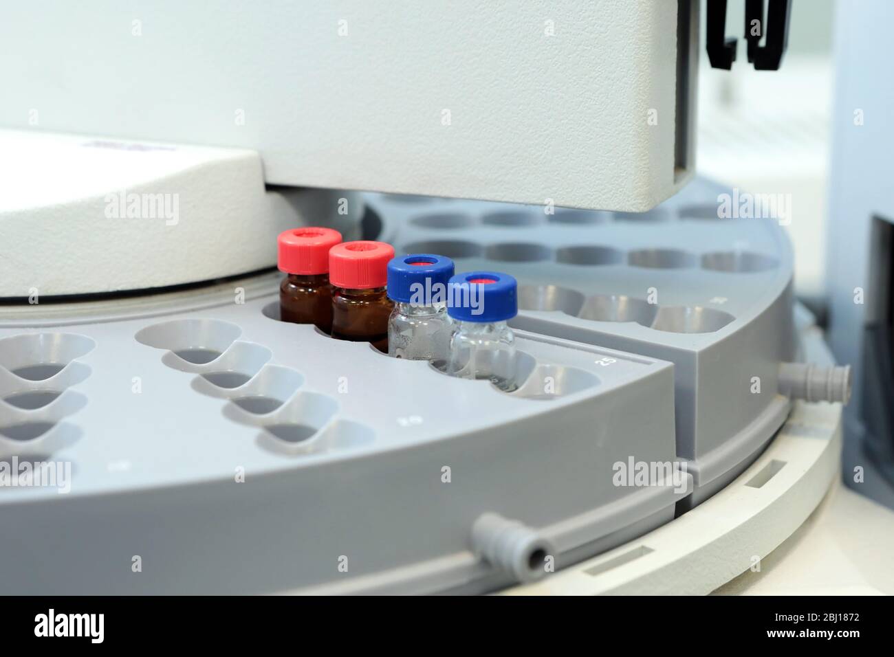 Contrôle de la qualité médicaments de laboratoire. Fonctionnement du chromatographe. Les bouteilles vérifient la qualité de la suspension. Banque D'Images