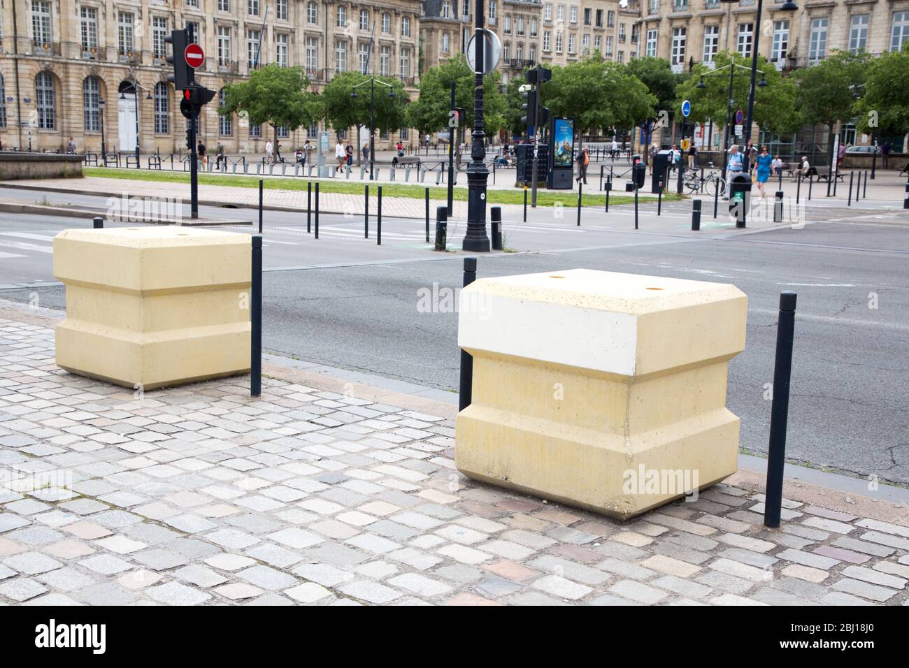 Bordeaux, Aquitaine / France - 06 11 2018 : Blocstop béton bloc anti-intrusion attentat à la bombe Banque D'Images