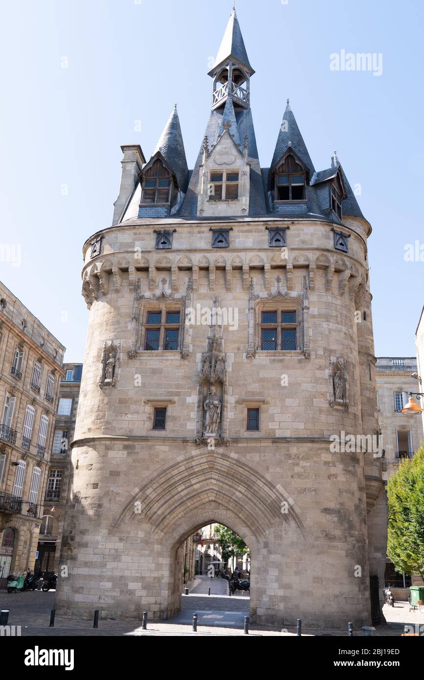 Bordeaux , Aquitaine / France - 12 04 2019 : porte Cailhau célèbre portail médiéval dans le centre ville ancienne Bordeaux france Banque D'Images