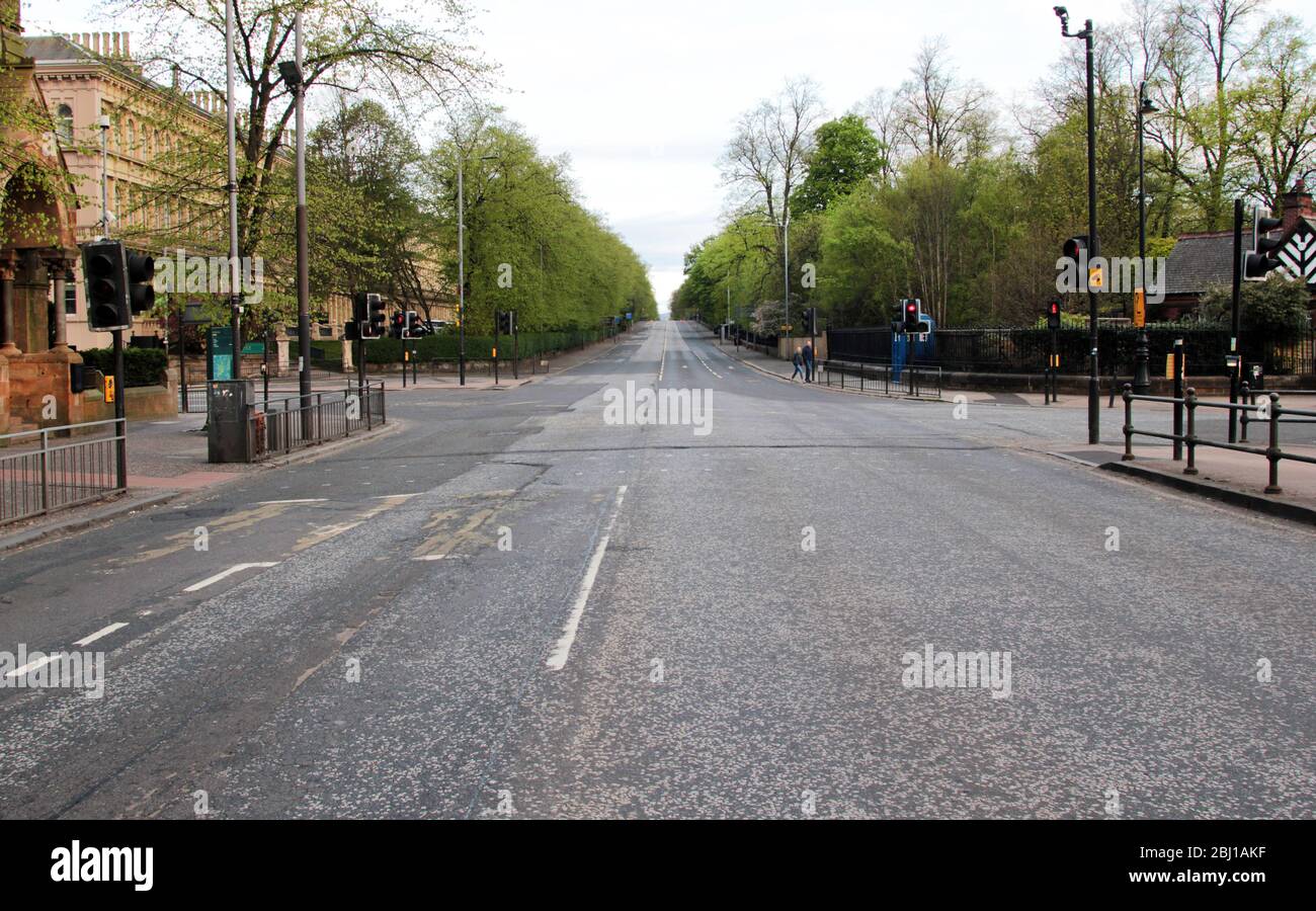 Great Western Road, à Glasgow, s'étend sur la distance sans trafic sur elle. Il est déserté et vide de véhicules, car il est normalement occupé en permanence. Ce vide est dû à la pandémie de Covid-19 et de coronavirus qui fait rage en Grande-Bretagne et qui fait que tout le pays se verrouille et approuve le séjour à domicile. Pour le moment. Avril 2020. ALAN WYLIE/ALAY© Banque D'Images