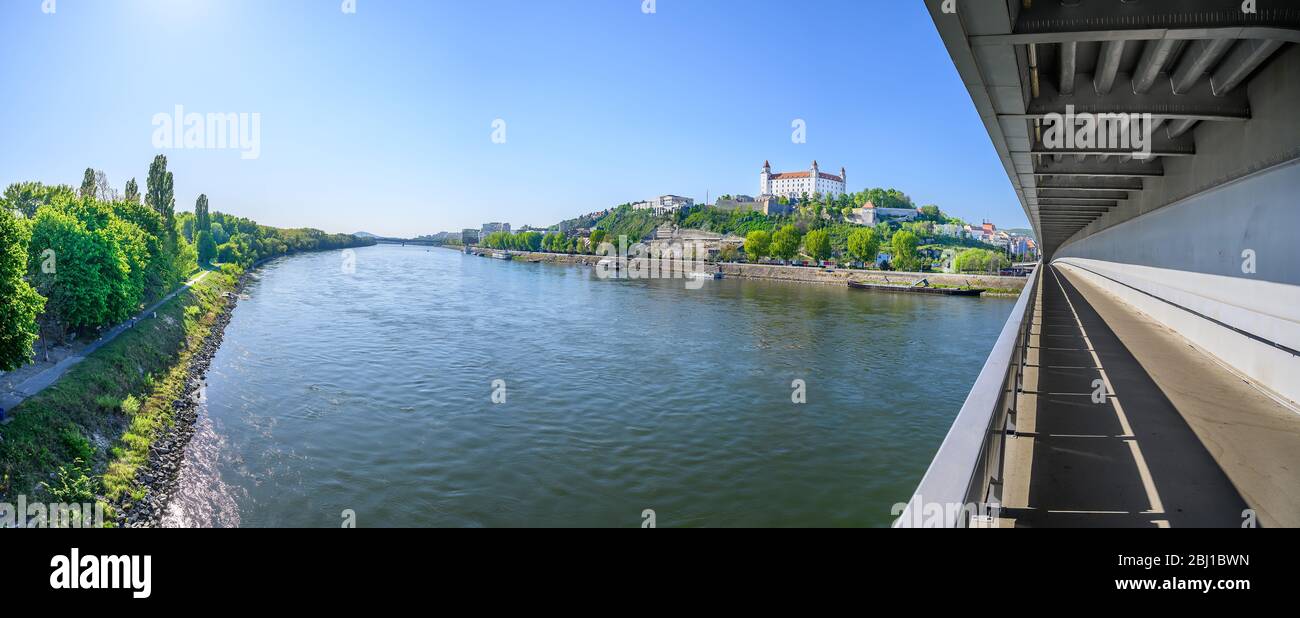 Danube avec château de Bratislava en arrière-plan, vue depuis le nouveau pont (Bratislava, Slovaquie) Banque D'Images