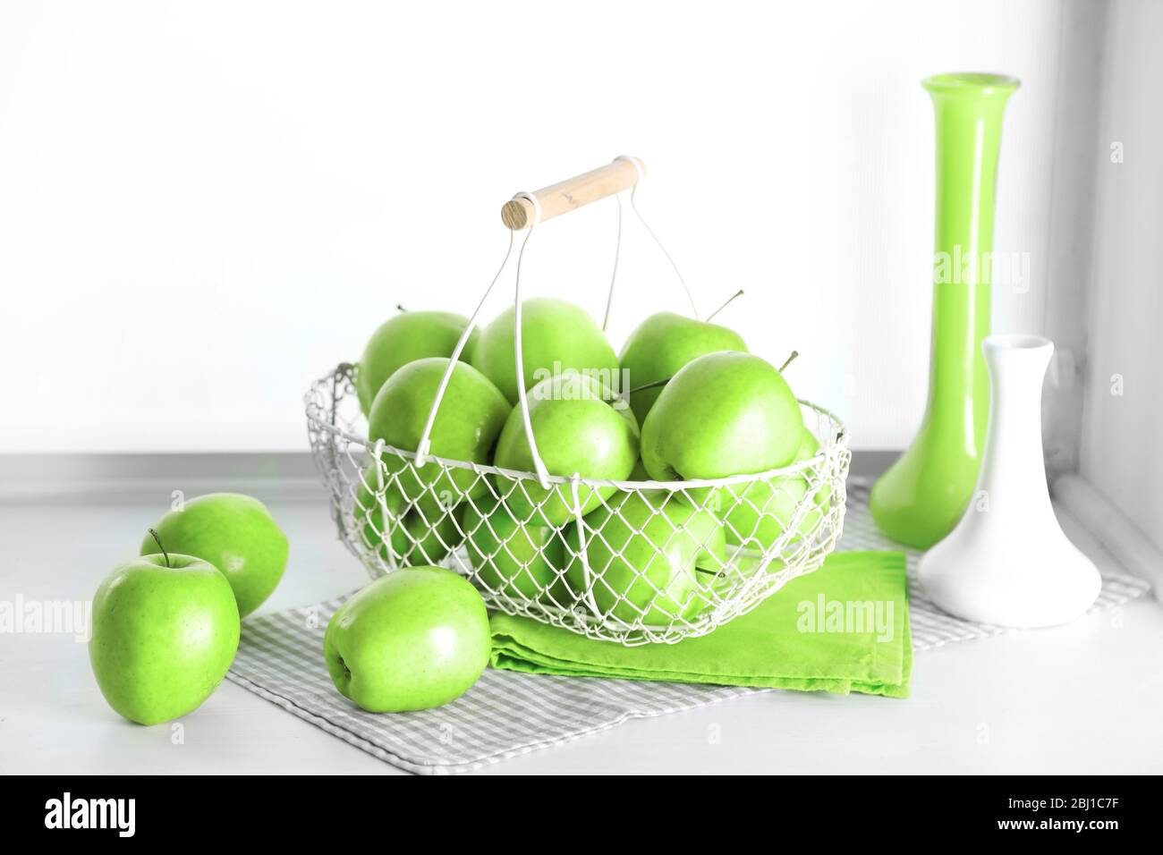 Pommes vertes sur le seuil de la fenêtre, fermeture Banque D'Images