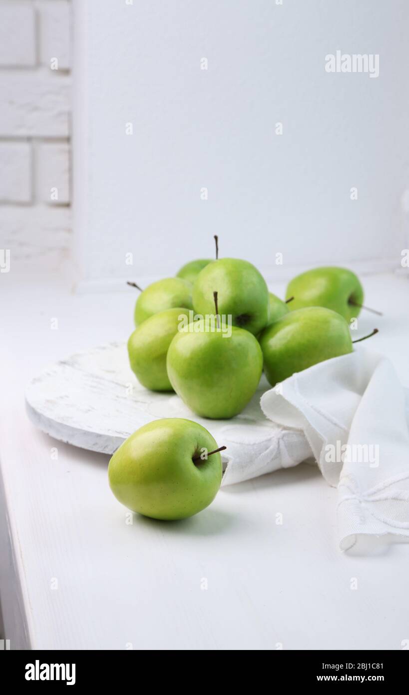 Pommes vertes sur le seuil de la fenêtre, fermeture Banque D'Images