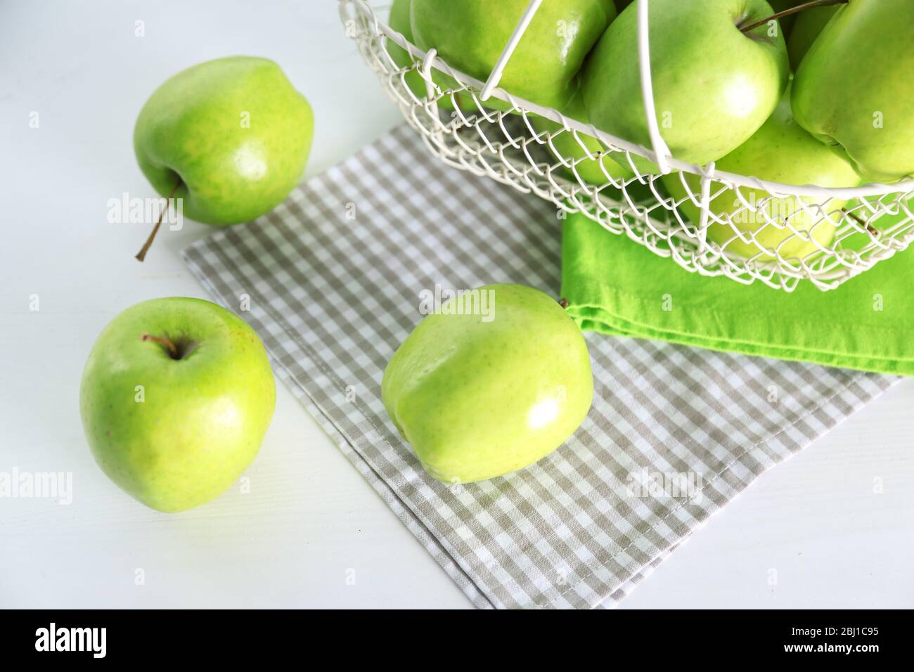 Pommes vertes sur le seuil de la fenêtre, fermeture Banque D'Images