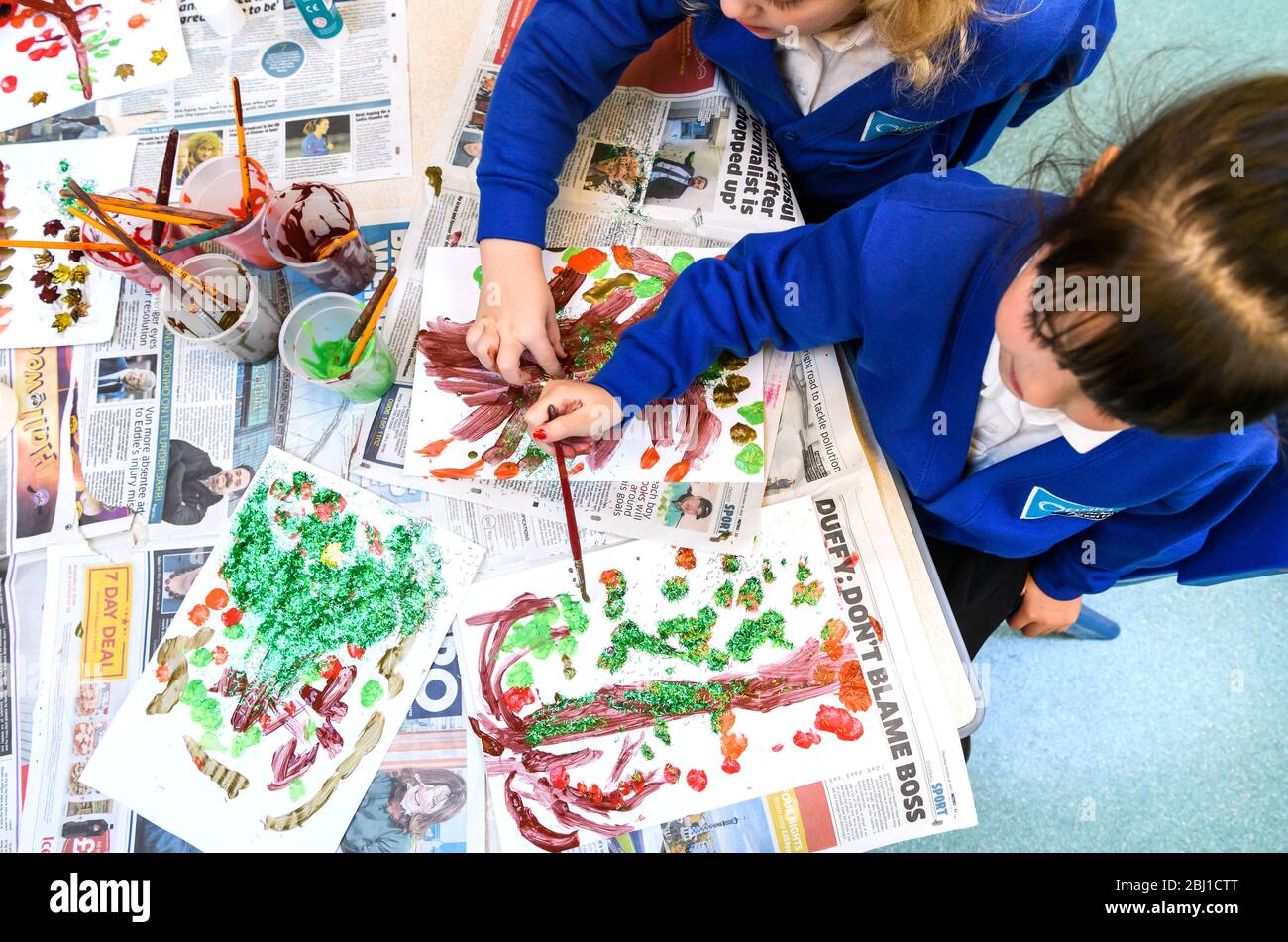 Jeunes enfants en peinture lors d'une leçon d'art dans une classe de réception à une école de Birmingham, West Midlands, Angleterre, Royaume-Uni Banque D'Images