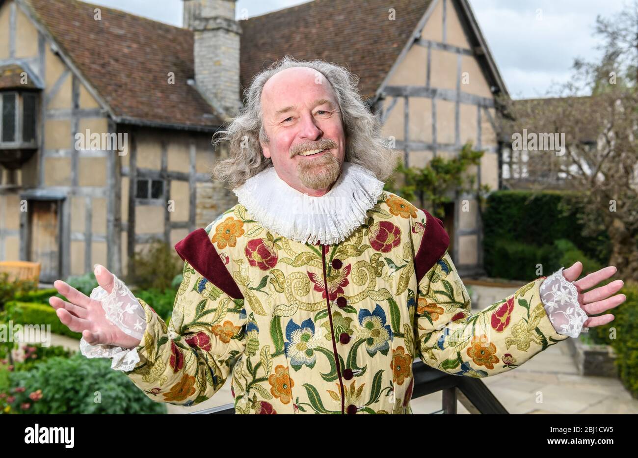 Un acteur dépeint William Shakespeare en dehors du lieu de naissance de Shakespeare à Stratford-upon-Avon, Warwickshire, Angleterre, Royaume-Uni Banque D'Images