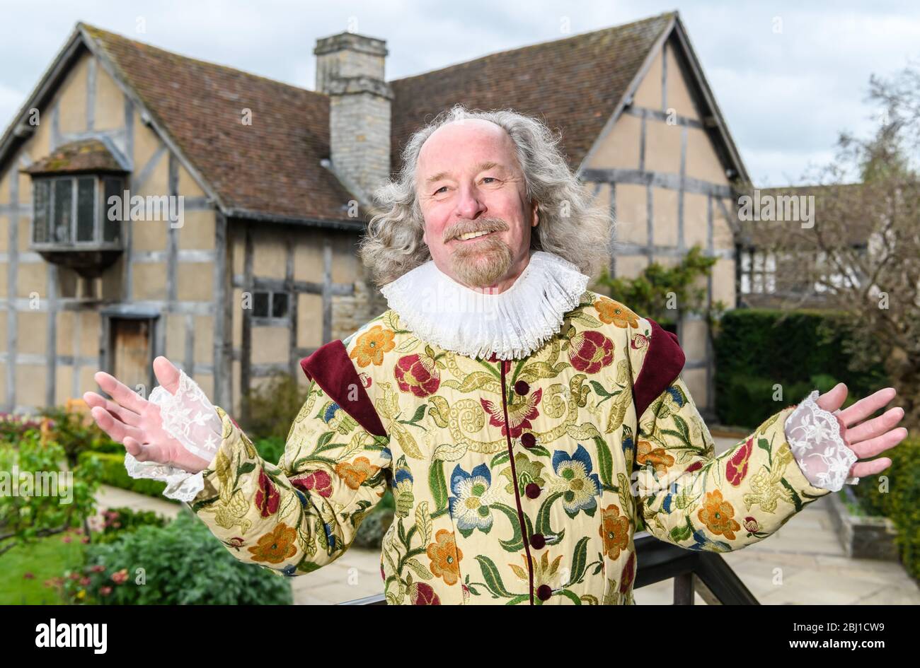 Un acteur dépeint William Shakespeare en dehors du lieu de naissance de Shakespeare à Stratford-upon-Avon, Warwickshire, Angleterre, Royaume-Uni Banque D'Images