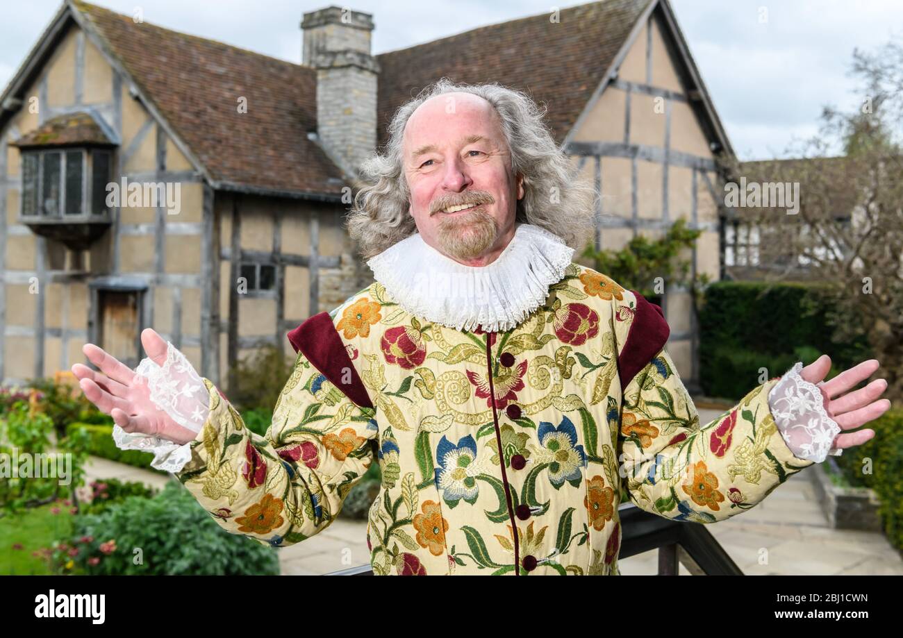 Un acteur dépeint William Shakespeare en dehors du lieu de naissance de Shakespeare à Stratford-upon-Avon, Warwickshire, Angleterre, Royaume-Uni Banque D'Images